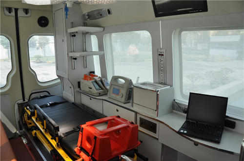 桑日县救护车内部